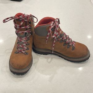 Cabela’s women’s boots size 10, excellent shape, leather upper, cute nice ties.